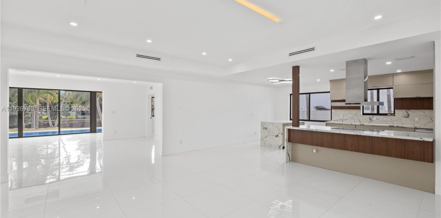 House in Miami Beach, Florida 4 bedrooms, 248.23 sq.m. № 1986650