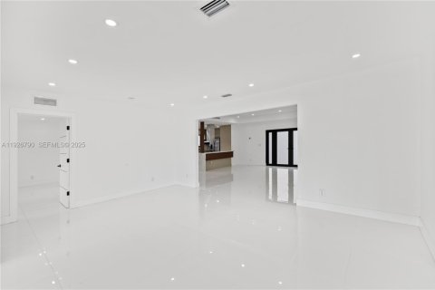 House in Miami Beach, Florida 4 bedrooms, 248.23 sq.m. № 1986650 - photo 11