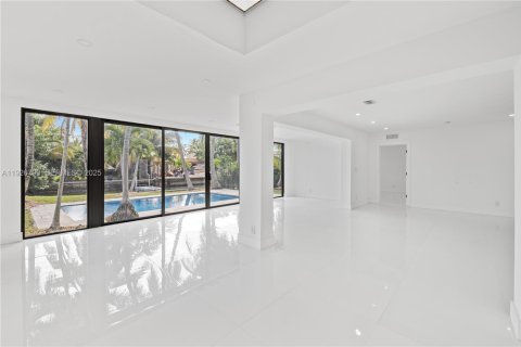 House in Miami Beach, Florida 4 bedrooms, 248.23 sq.m. № 1986650 - photo 12