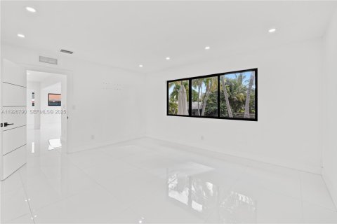 House in Miami Beach, Florida 4 bedrooms, 248.23 sq.m. № 1986650 - photo 25