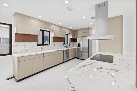 House in Miami Beach, Florida 4 bedrooms, 248.23 sq.m. № 1986650 - photo 15