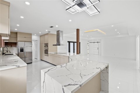 House in Miami Beach, Florida 4 bedrooms, 248.23 sq.m. № 1986650 - photo 17