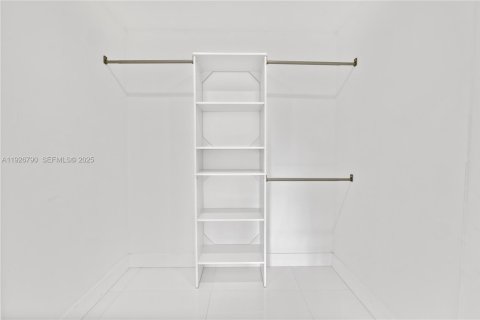 House in Miami Beach, Florida 4 bedrooms, 248.23 sq.m. № 1986650 - photo 27