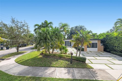 House in Miami Beach, Florida 4 bedrooms, 248.23 sq.m. № 1986650 - photo 7