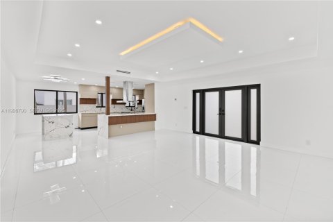 House in Miami Beach, Florida 4 bedrooms, 248.23 sq.m. № 1986650 - photo 4