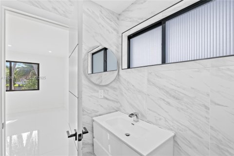 House in Miami Beach, Florida 4 bedrooms, 248.23 sq.m. № 1986650 - photo 28