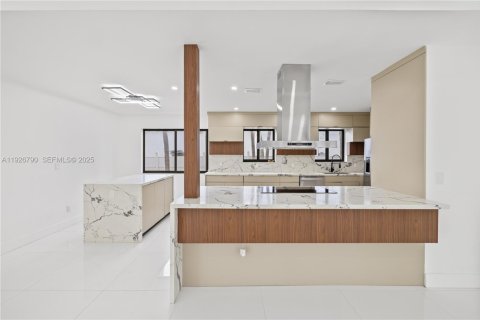 House in Miami Beach, Florida 4 bedrooms, 248.23 sq.m. № 1986650 - photo 13