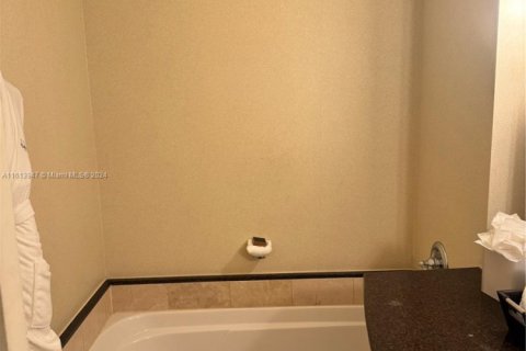 Condominio en venta en Sunny Isles Beach, Florida, 51.19 m2 № 1979218 - foto 11