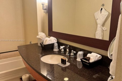 Condominio en venta en Sunny Isles Beach, Florida, 51.19 m2 № 1979218 - foto 9