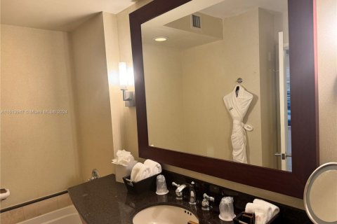 Condominio en venta en Sunny Isles Beach, Florida, 51.19 m2 № 1979218 - foto 10