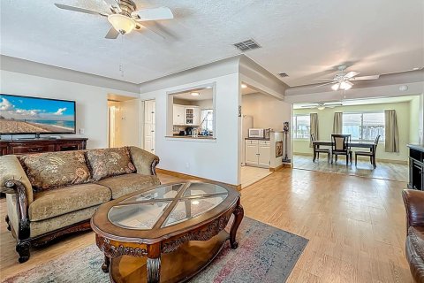 House in Saint Petersburg, Florida 3 bedrooms, 135.17 sq.m. № 1772076 - photo 13
