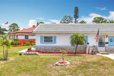 House in Saint Petersburg, Florida 3 bedrooms, 135.17 sq.m. № 1772076 - photo 5