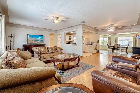 House in Saint Petersburg, Florida 3 bedrooms, 135.17 sq.m. № 1772076 - photo 12