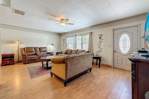 House in Saint Petersburg, Florida 3 bedrooms, 135.17 sq.m. № 1772076 - photo 9