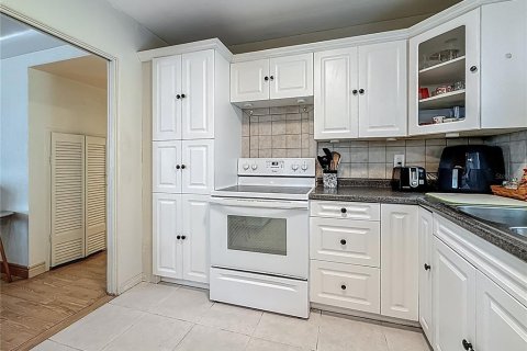 House in Saint Petersburg, Florida 3 bedrooms, 135.17 sq.m. № 1772076 - photo 17