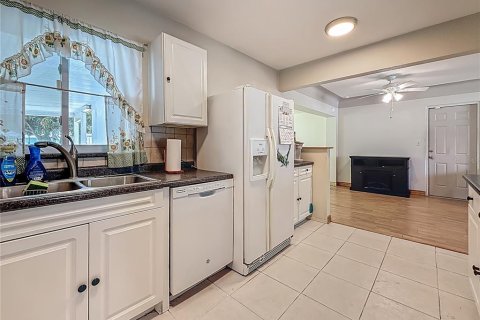 House in Saint Petersburg, Florida 3 bedrooms, 135.17 sq.m. № 1772076 - photo 20