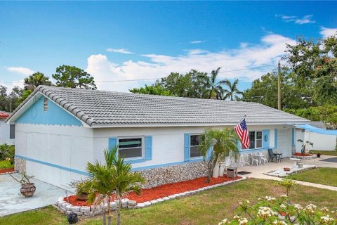 House in Saint Petersburg, Florida 3 bedrooms, 135.17 sq.m. № 1772076 - photo 4