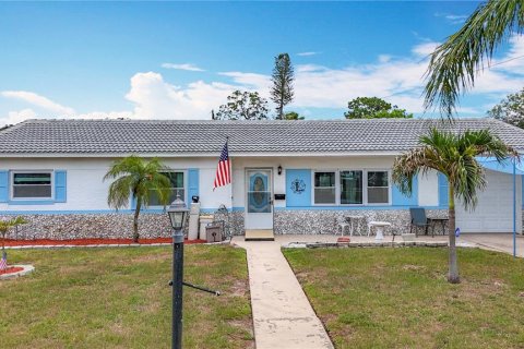 House in Saint Petersburg, Florida 3 bedrooms, 135.17 sq.m. № 1772076 - photo 1