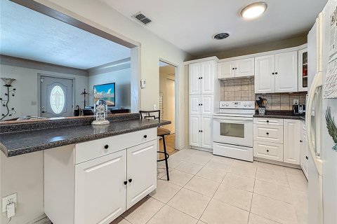 House in Saint Petersburg, Florida 3 bedrooms, 135.17 sq.m. № 1772076 - photo 16