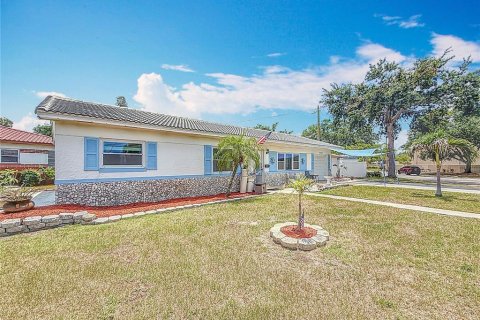 House in Saint Petersburg, Florida 3 bedrooms, 135.17 sq.m. № 1772076 - photo 6
