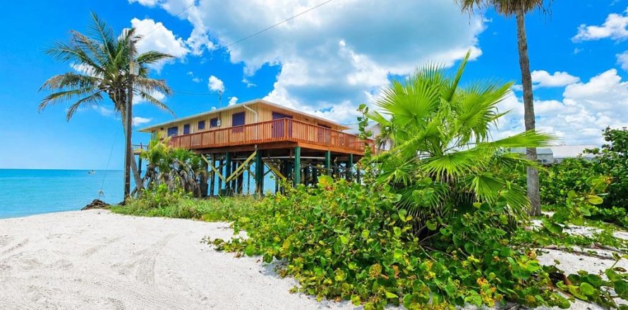 House in Placida, Florida 3 bedrooms, 136.38 sq.m. № 2113063