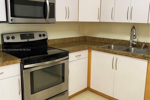 Condo in Miami, Florida, 2 bedrooms  № 1797691 - photo 15
