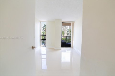 Condo in Miami, Florida, 2 bedrooms  № 1797691 - photo 8