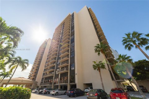 Condo in Miami, Florida, 2 bedrooms  № 1797691 - photo 1