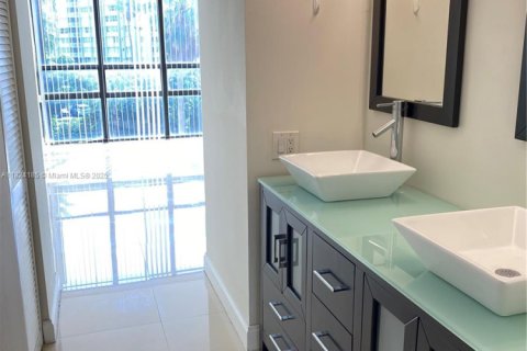 Condo in Miami, Florida, 2 bedrooms  № 1797691 - photo 9