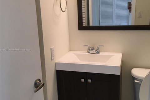 Condo in Miami, Florida, 2 bedrooms  № 1797691 - photo 17