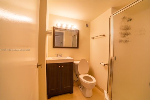 Condo in Miami, Florida, 2 bedrooms  № 1797691 - photo 13