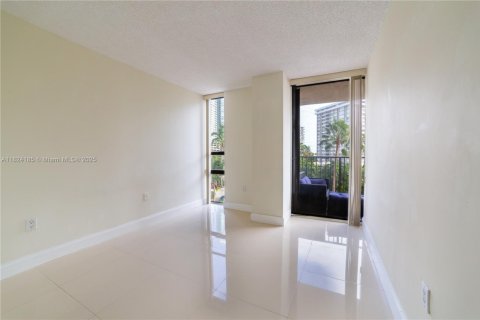 Condo in Miami, Florida, 2 bedrooms  № 1797691 - photo 7
