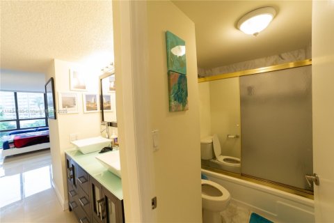 Condo in Miami, Florida, 2 bedrooms  № 1797691 - photo 11