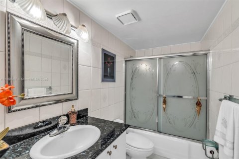 Condo in Lauderdale-by-the-Sea, Florida, 2 bedrooms  № 1947702 - photo 17