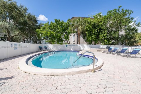 Condo in Lauderdale-by-the-Sea, Florida, 2 bedrooms  № 1947702 - photo 21