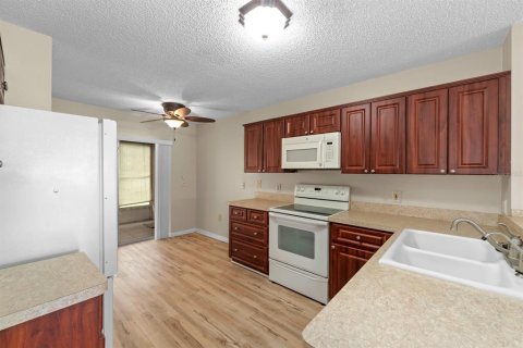 Condo in New Port Richey, Florida, 2 bedrooms  № 1688525 - photo 6