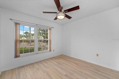 Condo in New Port Richey, Florida, 2 bedrooms  № 1688525 - photo 8