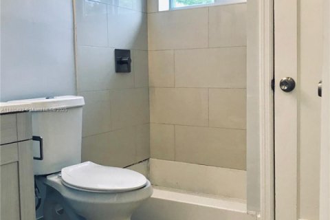 House in Hollywood, Florida 1 bedroom, 111.48 sq.m. № 1924422 - photo 9