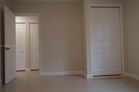 House in Hollywood, Florida 1 bedroom, 111.48 sq.m. № 1924422 - photo 13