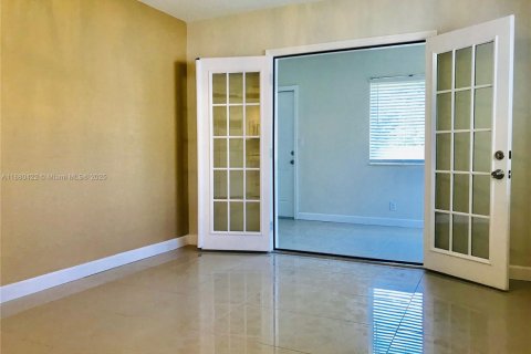 House in Hollywood, Florida 1 bedroom, 111.48 sq.m. № 1924422 - photo 5