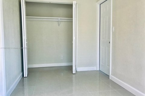 House in Hollywood, Florida 1 bedroom, 111.48 sq.m. № 1924422 - photo 8