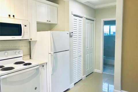 House in Hollywood, Florida 1 bedroom, 111.48 sq.m. № 1924422 - photo 3