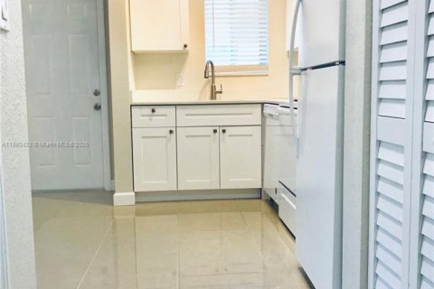 House in Hollywood, Florida 1 bedroom, 111.48 sq.m. № 1924422 - photo 4