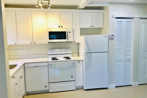 House in Hollywood, Florida 1 bedroom, 111.48 sq.m. № 1924422 - photo 2