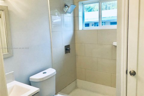 House in Hollywood, Florida 1 bedroom, 111.48 sq.m. № 1924422 - photo 11