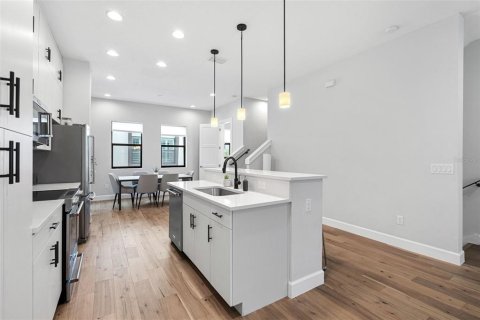 Touwnhouse à louer à Tampa, Floride: 3 chambres, 194.82 m2 № 2396443 - photo 12