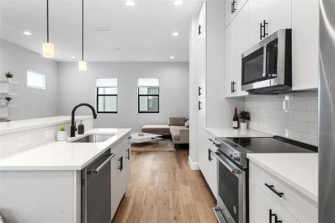 Touwnhouse à louer à Tampa, Floride: 3 chambres, 194.82 m2 № 2396443 - photo 13