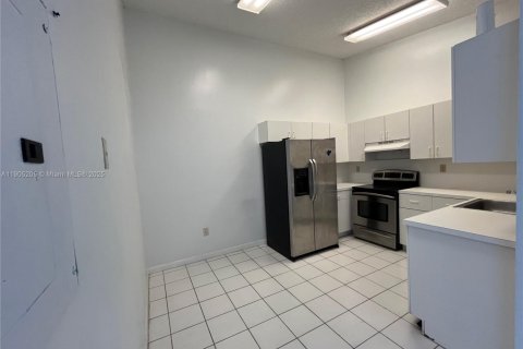Снять в аренду таунхаус в Майами, Флорида 2 спальни, 81.75м2, № 1955834 - фото 4