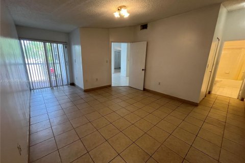 Снять в аренду таунхаус в Майами, Флорида 2 спальни, 81.75м2, № 1955834 - фото 7