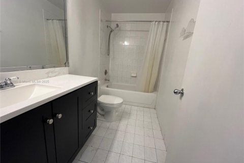 Снять в аренду таунхаус в Майами, Флорида 2 спальни, 81.75м2, № 1955834 - фото 16